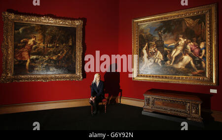 Claire Pentonie, employée de la Scottish National Gallery, est assise devant deux tableaux de Titien, The Death of Actaeon (à gauche) et Diana et Callisto, qui font partie de l'exposition Titien and the Golden Age of Venetian Art à la Scottish National Gallery d'Édimbourg. Banque D'Images