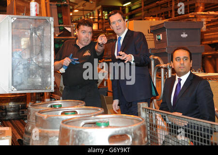 Le chancelier George Osborne s'entretient avec l'agent Paul Joyce (à gauche) en tant que député conservateur de Wolverhampton Sud-Ouest Paul Uppal (à droite) pendant une visite à la brasserie Marston à Wolverhampton. Banque D'Images