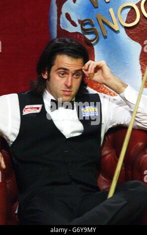 Ronnie O'Sullivan d'Angleterre lors de la finale des Championnats du monde de Snooker de l'ambassade 2004 contre Graeme Dott d'Écosse au Crucible Theatre, Sheffield Banque D'Images