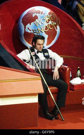 Ronnie O'Sullivan d'Angleterre lors de la finale des Championnats du monde de Snooker de l'ambassade 2004 contre Graeme Dott d'Écosse au Crucible Theatre, Sheffield Banque D'Images