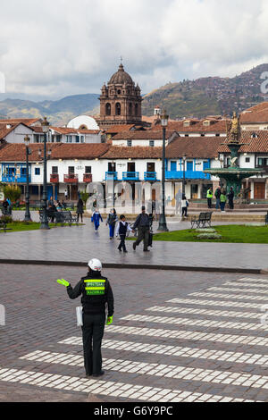 Enfants à l'école à pied de l'autre côté de la Plaza de Armas de la ville de Cusco, Pérou Banque D'Images