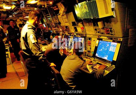 Les membres de l'équipage étudient les instruments radar dans la salle des opérations du HMS Grafton.La frégate de type 23, basée à Portsmouth, patrouillent actuellement les eaux au large de la côte iraquienne. Banque D'Images