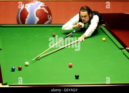 Ronnie O'Sullivan d'Angleterre lors de la finale des Championnats du monde de Snooker de l'ambassade 2004 contre Graeme Dott d'Écosse au Crucible Theatre, Sheffield. Banque D'Images