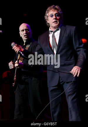 Roger Daltrey (à droite) et Wilko Johnson se présentant sur scène lors de la série Teenage cancer Trust de concerts caritatifs, au Royal Albert Hall, à Londres. Banque D'Images