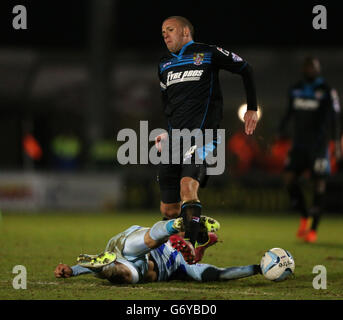 Football - Sky Bet League One - Coventry City v Stevenage - Sixfields Stadium.Anton Robinson de Coventry City et Jimmy Smith de Stevenage Banque D'Images