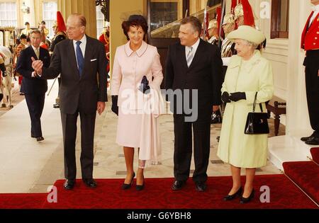 La Reine et le duc d'Édimbourg arrivent au Palais de Buckingham avec le président polonais Aleksander Kwasniewski et Madame Kwasniewski, qui sont arrivées en Grande-Bretagne pour une visite d'État de trois jours, à peine quatre jours après l'entrée de la Pologne dans l'Union européenne. Le président, un ancien communiste, qui travaillait autrefois derrière le bar d'un pub londonien et qui est un ardent fan d'Arsenal, a été accueilli par la Queen sur le Horse Guards Parade Londres. Le président a reçu un accueil cérémonial complet avec la cavalerie de la maison et le Grenadier Guards du 1er Bataillon qui ont fourni l'infanterie. Banque D'Images