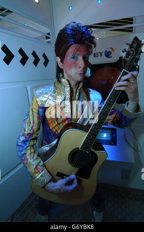 David Bowie 'Ziggy Stardust' look a like Laurence Bolwell est le premier visiteur de la nouvelle attraction BT Mars transmission au Centre spatial national de Leicester. Banque D'Images