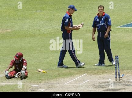 Le batteur d'Inde de l'Ouest Ramnaresh Sarwan survit à une tentative de fin de course, sous la surveillance de Darren Gough (à droite) en Angleterre et de James Anderson lors de la 7ème internationale One Day au Kensington Oval, Bridgetown, Barbade. Banque D'Images