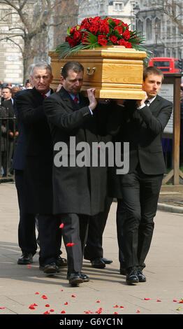 Le cercueil de l'ancien ministre travailliste Tony Benn est transporté par des membres de sa famille, y compris son fils Hilary (à gauche), alors que le cortège funéraire arrive à l'église St Margare, Westminster, centre de Londres. Banque D'Images