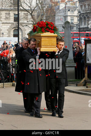 Le cercueil de l'ancien ministre travailliste Tony Benn est transporté par des membres de sa famille, y compris son fils Hilary (à gauche), alors que le cortège funéraire arrive à l'église St Margare, Westminster, centre de Londres. Banque D'Images