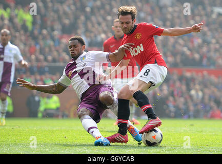 Juan Mata (à droite) de Manchester United est fouillé par Leandro Bacuna de Aston Villa, qui a entraîné une pénalité lors du match de la Barclays Premier League à Old Trafford, Manchester. Banque D'Images