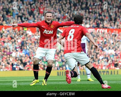 Juan Mata (à droite) de Manchester United fête ses équipes pour la troisième fois But du jeu avec le coéquipier Wayne Rooney Banque D'Images