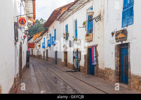 Vue sur le Cuestra de San Blas dans la ville de Cusco avant le début de la journée Banque D'Images