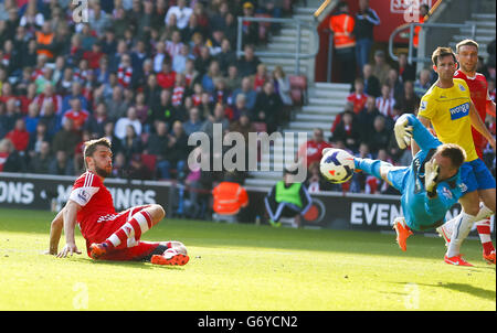 La photo de Jay Rodriguez de Southampton est sauvée par Rob Elliot de Newcastle United lors du match de la Barclays Premier League à St Mary's, Southampton. Banque D'Images