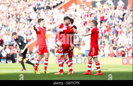 Rickie Lambert, de Southampton, célèbre le deuxième but après Rob Elliot, de Newcastle United, lors du match de la Barclays Premier League à St Mary's, à Southampton. Banque D'Images