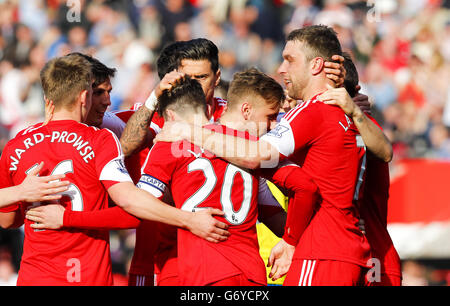 Rickie Lambert, de Southampton (en haut), célèbre le deuxième but après Rob Elliot, de Newcastle United, avec ses coéquipiers lors du match de la Barclays Premier League à St Mary's, à Southampton. Banque D'Images