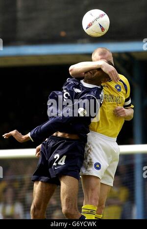 Craig Taylor de Torquay est en conflit avec Leon Constantine de Southend, lors de leur match national de la division trois au Roots Hall Ground de Southend. PAS D'UTILISATION DU SITE WEB DU CLUB OFFICIEUX. Banque D'Images