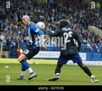 Paul Furlong (à droite) des Queens Park Rangers contre Sheffield mercredi lors de leur match de la division nationale 2 à Hillsborough, Sheffield. PAS D'UTILISATION DU SITE WEB DU CLUB OFFICIEUX. Banque D'Images