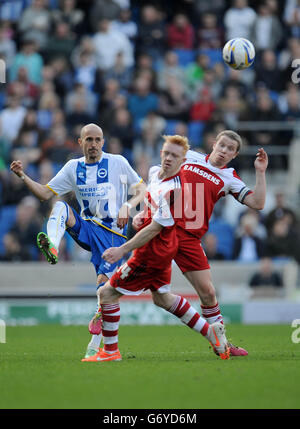 Bruno Saltor de Brighton et Hove Albion (à gauche) replace le ballon sur Luke Williams (au centre) et Grant Leadbitter (à droite) de Middlesbrough lors du match de championnat de la Sky Bet League au stade AMEX de Brighton. Banque D'Images