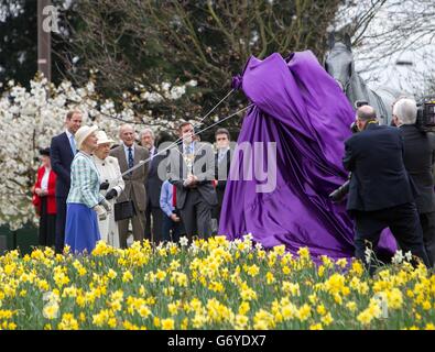 La reine Elizabeth II, le duc d'Édimbourg et le duc de Cambridge lors du dévoilement de la statue de Windsor Grays qui marque les 60 ans du Queens Coronation, Windsor, Berkshire. Banque D'Images