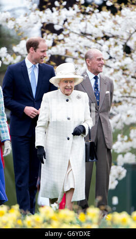 La reine Elizabeth II, le duc d'Édimbourg et le duc de Cambridge lors du dévoilement de la statue de Windsor Grays qui marque les 60 ans du Queens Coronation à Windsor, dans le Berkshire. Banque D'Images