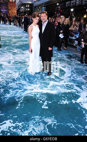 Emma Watson et Russell Crowe arrivent pour la première du film Noah qui s'est tenu à l'Odeon Leicester Square, dans le centre de Londres. Banque D'Images