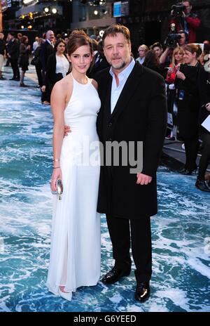 Emma Watson et Russell Crowe arrivent pour la première du film Noah qui s'est tenu à l'Odeon Leicester Square, dans le centre de Londres. Banque D'Images