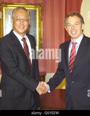 Le Premier ministre britannique Tony Blair, à droite, tremble la main avec le Premier ministre de Singapour Goh Chok Tong dans sa résidence officielle à Downing Street, Londres, avant de parler. Banque D'Images