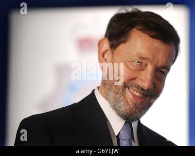 Home Secretary David Blunkett lors d'un discours devant l'Association des officiers de police en chef (ACPO) au National Exhibition Centre de Birmingham. Le Secrétaire à l'intérieur discutait des défis de la police du XXIe siècle, en réitérant les défis particuliers du crime organisé. Il parlait également de son désir de clarifier les arrangements actuellement confus en matière de responsabilité policière. Banque D'Images