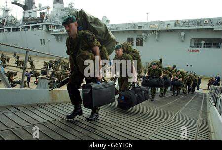 Les Royal Marines de 42 Commando rejoignent le navire hélicoptère HMS Ocean au port militaire de Marchwood, près de Southampton, pour participer à un important exercice militaire conjoint avec la marine des États-Unis. Au total, 5,900 membres du personnel de service du Royaume-Uni seront présents à l'opération, ce qui répétera le déploiement d'une équipe spéciale de taille moyenne basée sur la mer. Banque D'Images