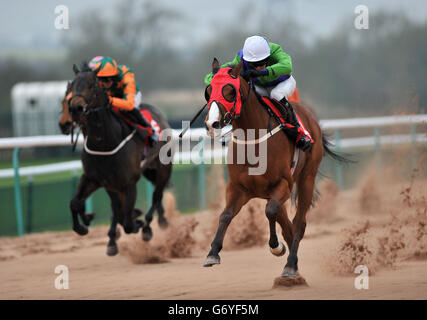 Courses hippiques - Hippodrome de Southwell.Walta, monté par Philip Prince (à droite), remporte les bookmakers.co.uk piquets de jeune fille à l'hippodrome de Southwell, à Southwell. Banque D'Images