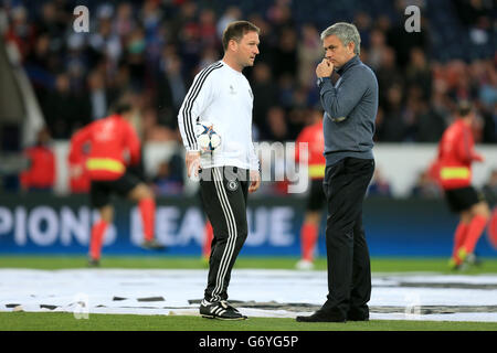 Football - UEFA Champions League - quart de finale - première étape - Paris Saint-Germain / Chelsea - Parc des Princes.Jose Mourinho, le directeur de Chelsea (à droite) avec l'entraîneur assistant de première équipe Steve Holland avant le match Banque D'Images