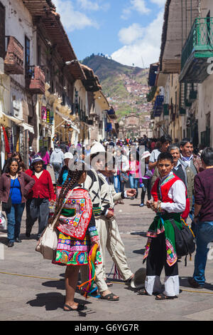 Les jeunes hommes et femmes en costume traditionnel sur la Calle Marquez dans Cusco, Peru Banque D'Images