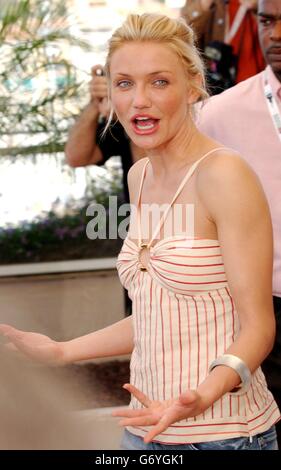 Cameron Diaz pose pour les photographes pendant le photocall pour 'Shrek 2' au Palias du Festival pendant le 57e Festival de Cannes en France. Banque D'Images