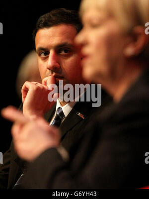 Le chef adjoint du Parti travailliste écossais Anas Sarwar observe le chef du Parti travailliste écossais Johann Lamont lors d'une session de questions-réponses à la conférence du Parti travailliste écossais à la salle de concert de Perth à Perth. Banque D'Images