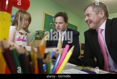 Le vice-premier ministre Nick Clegg et le chef démocrate écossais Willie Rennie lors d'une visite à la pépinière de Banbury Cross à Aberdeen, en Écosse, avant d'assister à la conférence de printemps des démocrates libéraux écossais. Banque D'Images