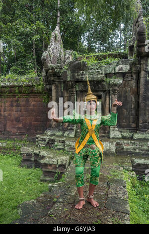 Femme en costume de l'homme rôle Ngoh with hands in position de la feuille, Terrasse des éléphants, angor Thom, Cambodge Banque D'Images