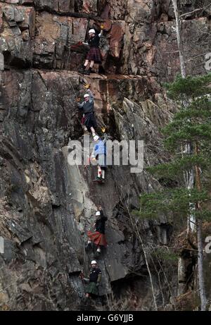 Les grimpeurs en kilts escaladent la première via Ferrata d'Écosse basée à Kinlochleven, près de Glencoe, dans l'une des plus grandes cascades d'Écosse, Grey Mare's Tail. Banque D'Images