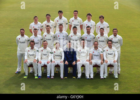 Équipe du Club de cricket de Glamorgan (rangée arrière de gauche à droite) Andrew Salter, Ruaidhri Smith, Mike Reed, Jack Murphy, Aneurind Donald,Kieran Bull (rangée du milieu) David Lloyd, Ben Wright, Huw Waters, John Glover, Will Owen,Stewart Walters, Chris Cooke, Will Bragg (première rangée) Michael Hogan, Graham Wagg, Mark Wallace (c), Toby Radford (entraîneur en chef), Jim Allenby (capitaine T20), Dean Cosker et Gareth Rees pendant la journée des médias au stade SWALEC de Cardiff. Banque D'Images