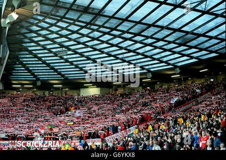 Football - UEFA Champions League - quart de finale - première étape - Manchester United / Bayern Munich - Old Trafford.Bayern Munich et Manchester United fans dans les tribunes avant le match Banque D'Images