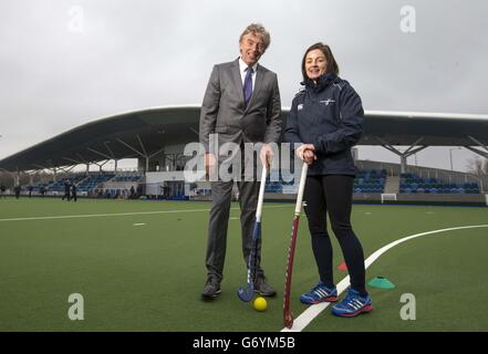 Le directeur de la haute performance Mike Whittingham (à droite) et le capitaine de l'équipe féminine de hockey Linda Clement lors d'une séance photo au Centre national de hockey de Glasgow. Banque D'Images