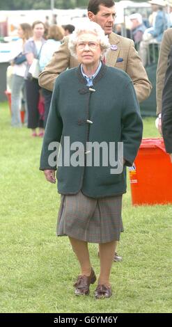 La reine Elizabeth II de Grande-Bretagne observe le jugement de la classe « Highland » de Mountain & Moorlands lors de sa visite au Windsor Horse Show. Banque D'Images