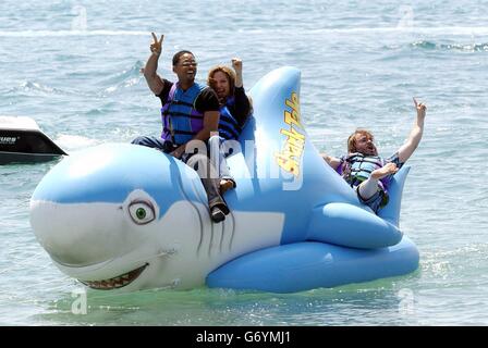 Les acteurs Will Smith (à gauche), Angelina Jolie et Jack Black font le tour d'un requin gonflable lors d'une séance photo pour le nouveau film d'animation Shark Tale, où ils donnent la voix, lors du 57e Festival de Cannes 2004. Banque D'Images