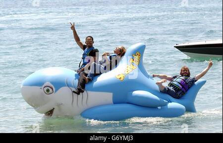 Les acteurs Will Smith (à gauche), Angelina Jolie et Jack Black font le tour d'un requin gonflable lors d'une séance photo pour le nouveau film d'animation Shark Tale, où ils donnent la voix, lors du 57e Festival de Cannes 2004. Banque D'Images