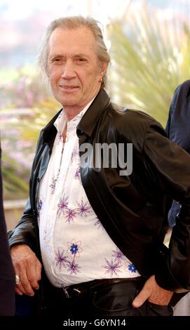 Acteur David Carradine lors d'un photocall pour leur dernier film Kill Bill vol 2, qui s'est tenu à la terrasse Rivia dans le Palias du Festival pendant le 57e Festival de Cannes en France. Banque D'Images