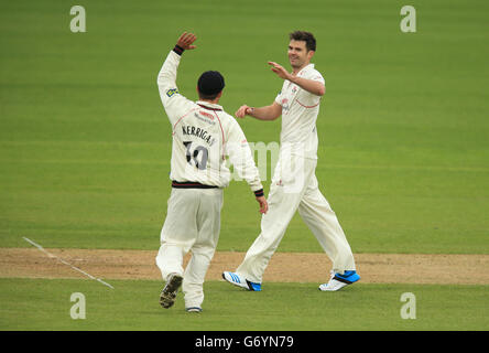 Cricket - LV= Championnat du comté - Division 1 - Premier jour - Notinghamshire / Lancashire - Trent Bridge.James Anderson, de Lancashire, célèbre le cricket de Michael Lhumb, dans le tinghamshire Banque D'Images