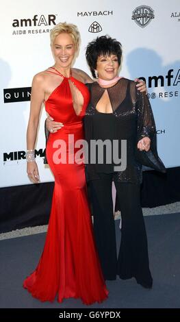 L'actrice Sharon Stone (à gauche) et Liza Minnelli arrivent pour la fête "Cinéma contre le SIDA 2004" de l'amfAR (Fondation américaine pour la recherche sur le SIDA) au restaurant le Moulin de Mougins, dans le cadre du 57e Festival de Cannes en France. Banque D'Images