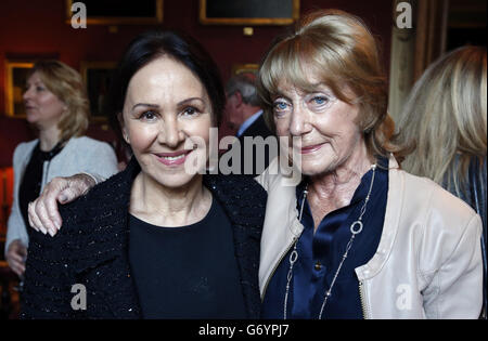 Dame Gillian Lynne, avec Arlene Phillips (à gauche), lors du lancement de son DVD intitulé « la longévité par l'exercice » au Garrick Club, Londres. Banque D'Images