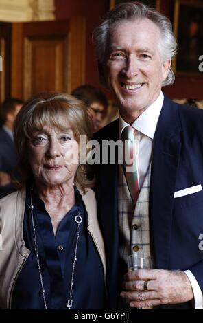 Dame Gillian Lynne et son mari Peter Land (à droite) assistent au lancement de son DVD intitulé « la longévité par l'exercice » au Garrick Club, Londres. Banque D'Images
