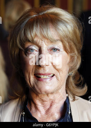 Dame Gillian Lynne participe au lancement de son DVD intitulé « la longévité par l'exercice » au Garrick Club, Londres. Banque D'Images